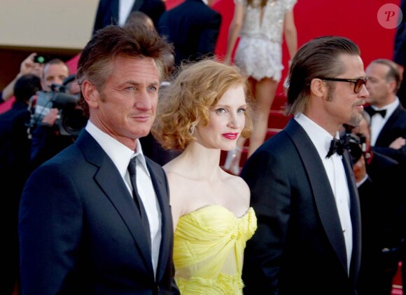 La ravissante Jessica Chastain entourée de Sean Penn et Brad Pitt, à l'occasion de la présentation de The Tree of Life, lors du 64e Festival de Cannes, le 16 mai 2011.