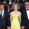 La ravissante Jessica Chastain entourée de Sean Penn et Brad Pitt, à l'occasion de la présentation de The Tree of Life, lors du 64e Festival de Cannes, le 16 mai 2011.