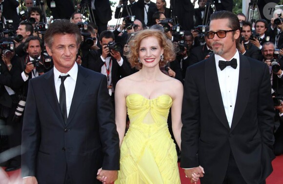 La ravissante Jessica Chastain entourée de Sean Penn et Brad Pitt, à l'occasion de la présentation de The Tree of Life, lors du 64e Festival de Cannes, le 16 mai 2011.