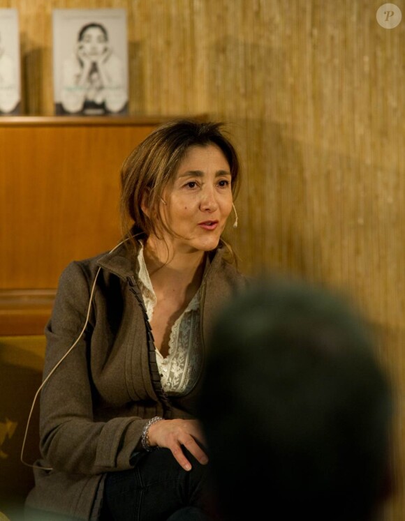 Ingrid Betancourt en Norvège le 4 mai 2011 pour la promotion de ses mémoires de captivité. Le 21 ma, le journal Le parisien annonce que l'ancienne sénatrice colombienne part s'installer en Angleterre pour y passer sa thèse en théologie...