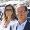 François Hollande et sa compagne Valerie Trierweiler quittent l'universite d'ete du parti socialiste a La Rochelle, France, le 29 aout 2010