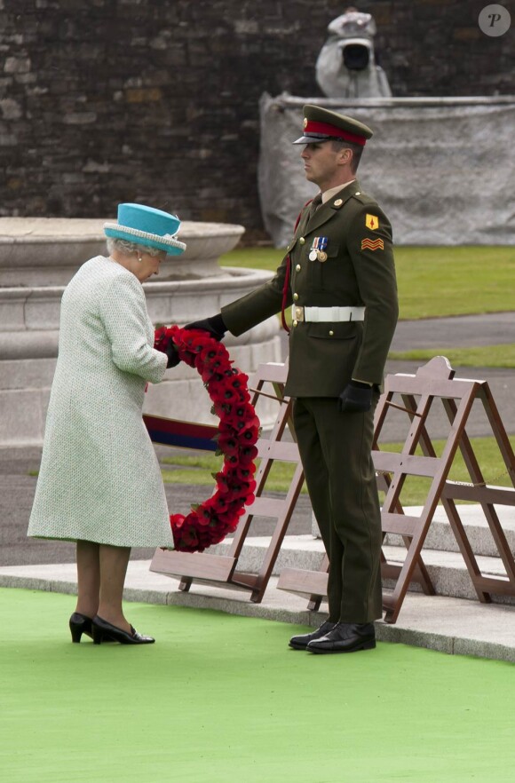 Parmi les signes forts d'apaisement, un instant de recueillement au Jardin du Souvenir de Dublin, avec la président Mary McAleese.
La visite historique de la reine Elizabeth II d'Angleterre en République d'Irlande, du 17 au 20 mai 2011, a été un franc succès, ouvrant la voie d'une réconciliation entre les deux nations au passé douloureux.
