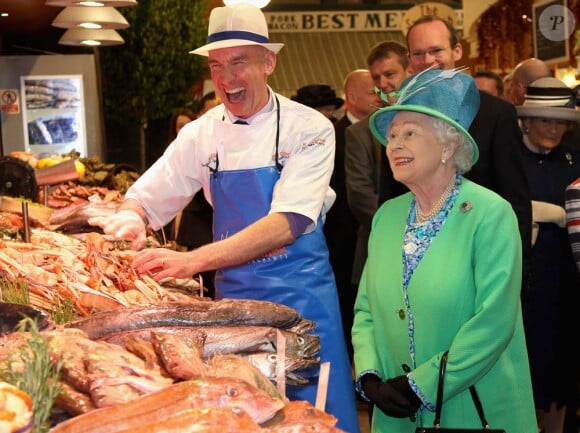 La découverte du marché de Cork était un moment pittoresque !
La visite historique de la reine Elizabeth II d'Angleterre en République d'Irlande, du 17 au 20 mai 2011, a été un franc succès, ouvrant la voie d'une réconciliation entre les deux nations au passé douloureux.