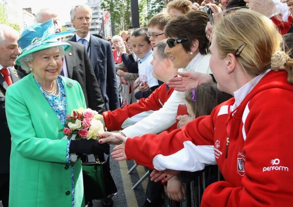 30 000 personnes étaient massées dans les rues de la ville de Cork pour acclamer la monarque, vendredi 20 mai !
La visite historique de la reine Elizabeth II d'Angleterre en République d'Irlande, du 17 au 20 mai 2011, a été un franc succès, ouvrant la voie d'une réconciliation entre les deux nations au passé douloureux.