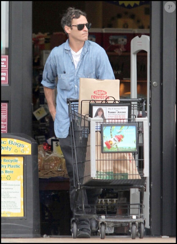Joaquin Phoenix fait ses courses à Los Angeles le 13 mai 2011