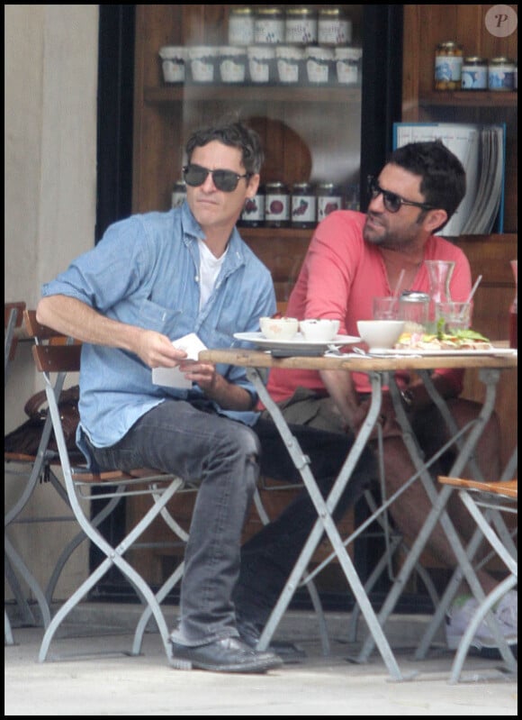 Joaquin Phoenix déjeune avec des amis à Los Angeles le 13 mai 2011