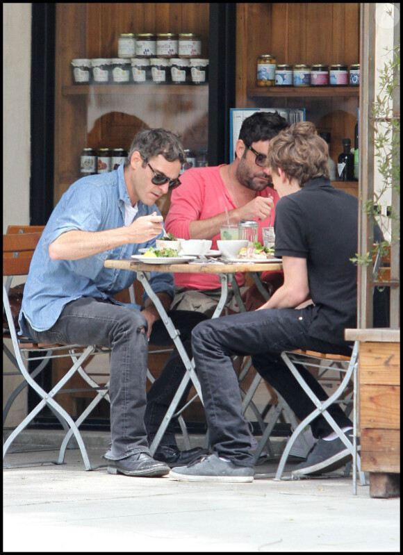Joaquin Phoenix déjeune avec des amis à Los Angeles le 13 mai 2011