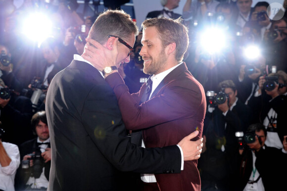 Nicolas Winding Refn, prix de la mise en scène pour Drive, avec son acteur Ryan Gosling, lors de la séance photo post-palmarès du festival de Cannes le 22 mai 2011