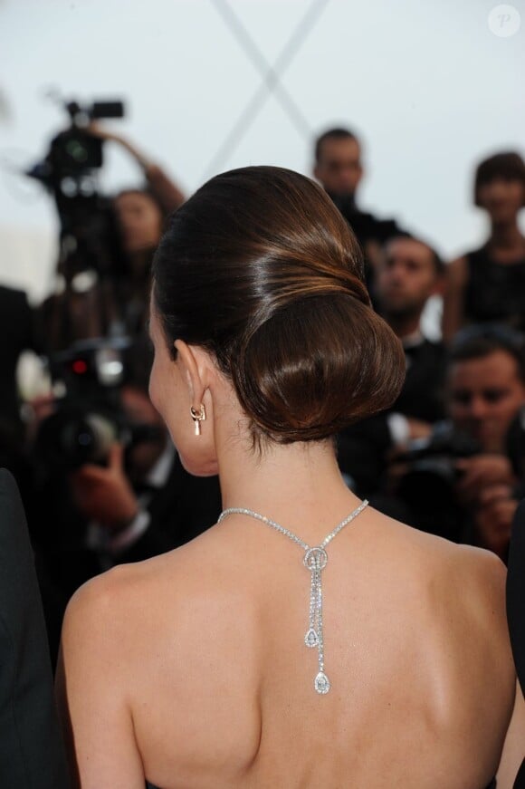 Pour sublimer son dos nu, Elodie Bouchez a opté pour un ravissant collier Boucheron. Cannes, 12 mai 2011