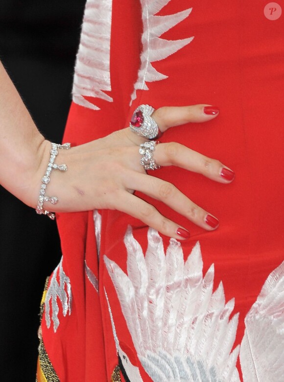Fan Bingbing sublime sa robe avec des bijoux Cartier. Cannes, 11 mai 2011