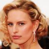 La belle Karolina Kurkova porte de ravissantes boucles d'oreilles Cartier. Cannes, le 11 mai 2011