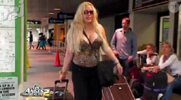 Loana arrive à l'aéroport sous le regard médusé des autres Anges... (épisode du lundi 23 mai 2011).