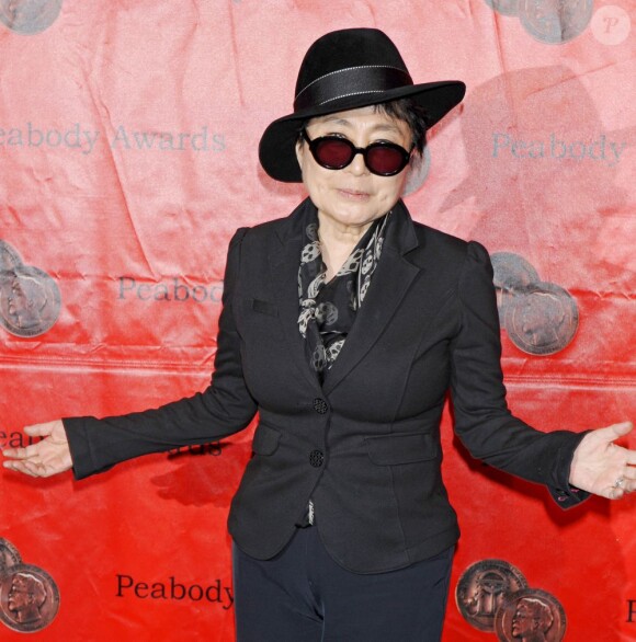 Yoko Ono lors de la 70e cérémonie des George Foster Peabody Awards dans l'Université de Georgia à New York le 23 mai 2011