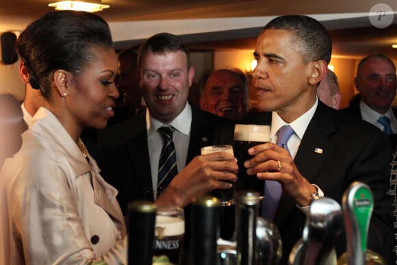 Michelle et Barack Obama dégustent une Guinness à Moneygall près de Dublin, le 23 mai 2011.