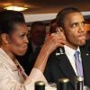 Michelle et Barack Obama dégustent une Guinness à Moneygall près de Dublin, le 23 mai 2011.