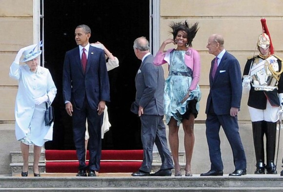 Michelle Obama en grande difficulté devant Barack Obama, impassible, Elizabeth II et le duc d'Edinbourg, à Londres, le 24 mai 2011.
