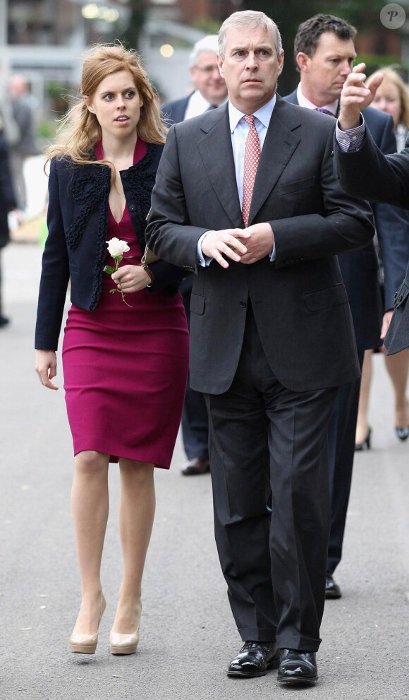 L'amincie Beatrice et son papa Andrew d'York au Chelsea Flower Show, le 23 mai 2011.