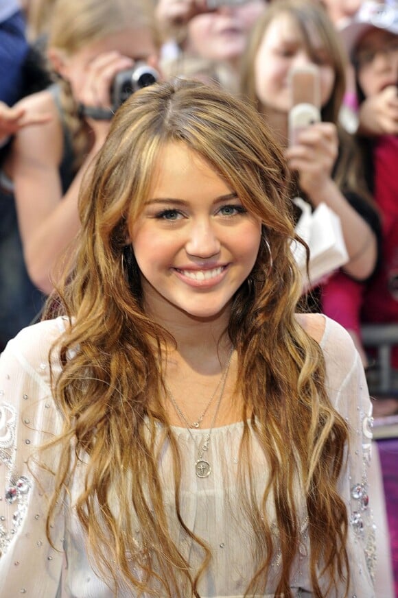 Miley Cirus affiche un maquillage nude discret et élégant. Munich, 25 avril 2009