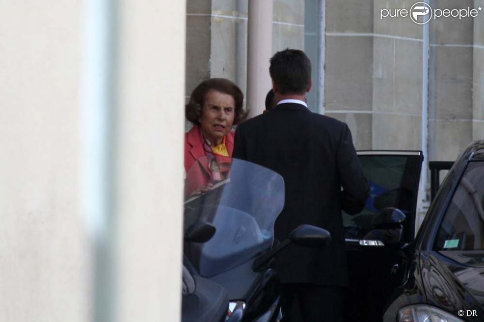 Liliane Bettencourt quitte l'Hôpital Américain de NeuillysurSeine, le 24 mai 2011. Purepeople