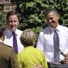 Barack Obama et David Cameron servent quelques saucisses dans la roseraie du 10 Downing Street, à Londres, le 25 mai 2011.