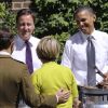 Barack Obama et David Cameron servent quelques saucisses dans la roseraie du 10 Downing Street, à Londres, le 25 mai 2011.