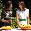 Michelle Obama et Samantha Cameron servent les salades lors du barbecue donné au 10 Downing Street, à Londres, le 25 mai 2011.
