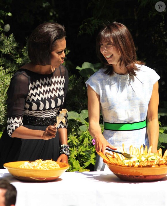 Michelle Obama et Samantha Cameron servent les salades lors du barbecue donné au 10 Downing Street, à Londres, le 25 mai 2011.