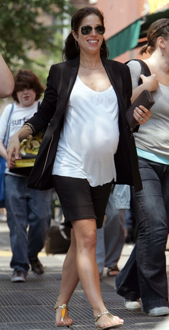 Ana Ortiz enceinte et souriante de sa petite fille le 15 juin 2009 dans New York