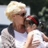 Katherine Heigl embrasse sa fille Naleigh sur le tarmac de l'aérodrôme de Los Angeles, le 27 mai 2011.