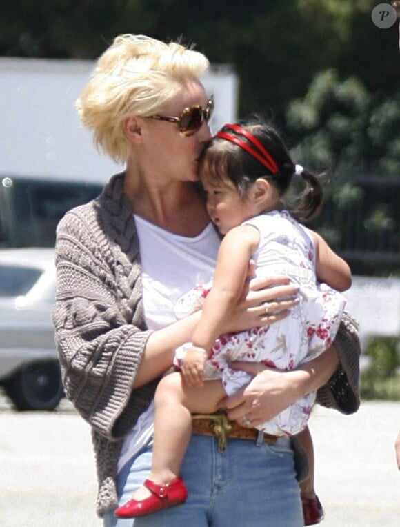 Katherine Heigl embrasse sa fille Naleigh sur le tarmac de l'aérodrôme de Los Angeles, le 27 mai 2011.
