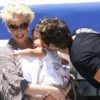 Naleigh, la fille de Katherine Heigl et de Josh Kelley, fait l'objet de toute l'attention de ses parents sur le tarmac de l'aérodrôme de Los Angeles, le 27 mai 2011.