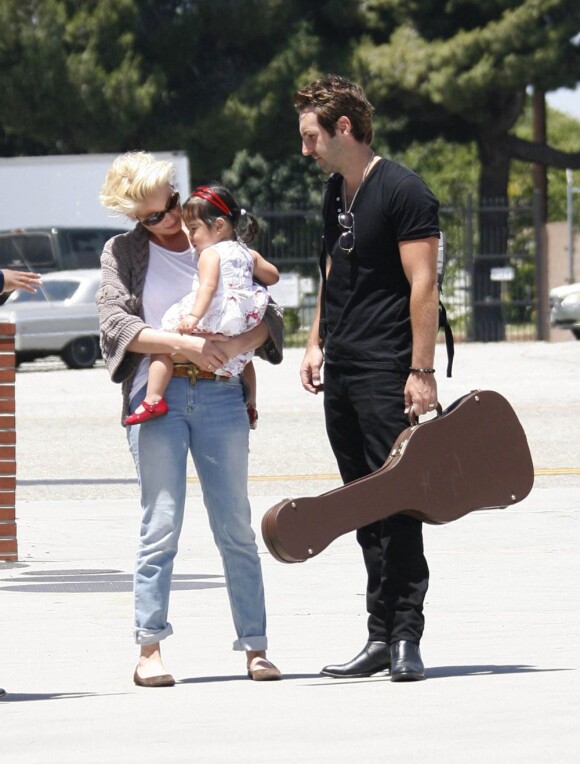 Katherine Heigl, son époux Josh Kelley et leur fille Naleigh quittent Los Angeles, le 27 mai 2011.