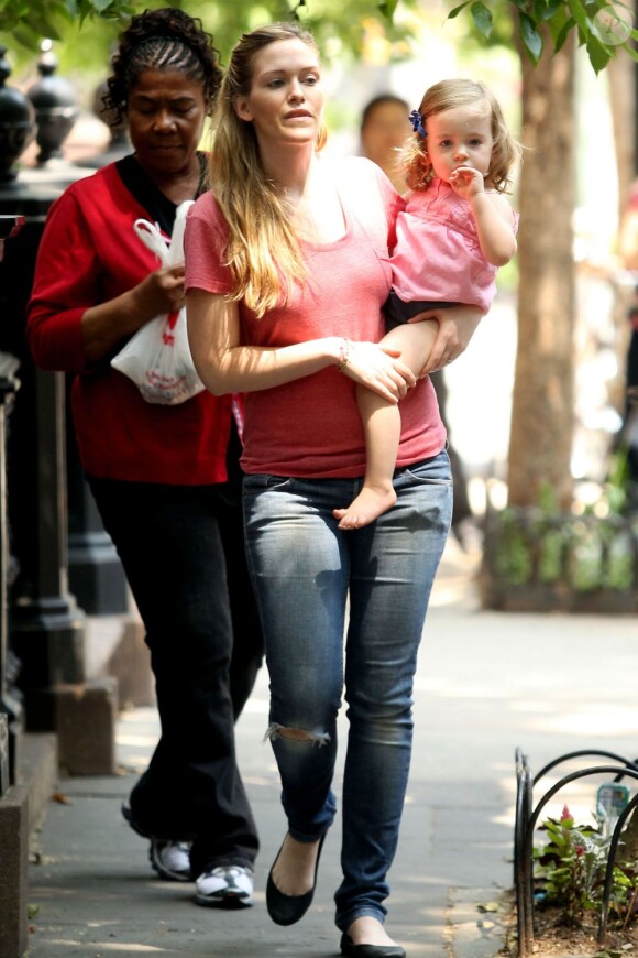 Marion, l'une des jumelles de Sarah Jessica Parker, dans les bras de sa nounou à New York, le 27 mai 2011.