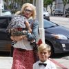 Gwen Stefani en famille à West Hollywood le 27 mai 2011 : elle porte Zuma et devant se trouve Kingston
