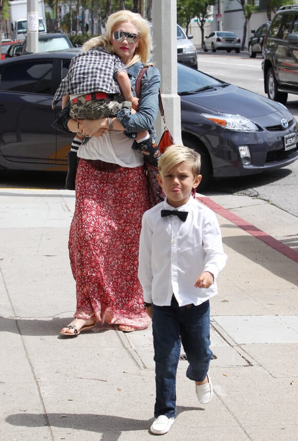 Gwen Stefani en famille à West Hollywood le 27 mai 2011 : elle porte Zuma et devant se trouve Kingston 