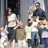 Brad Pitt et Angelina Jolie en mars 2011 avec leurs six enfants 