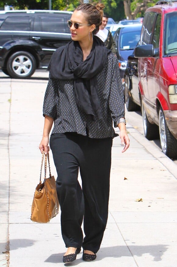 Jessica Alba opte désormais pour des vêtements amples... Mais elle reste toujours aussi lookée ! Los Angeles, 29 mai 2011