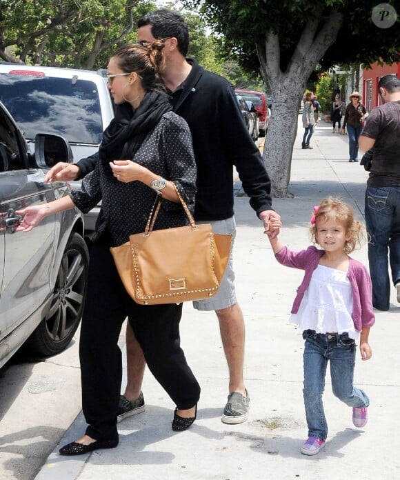 Jessica Alba promène sa tribu ! Los Angeles, 29 mai 2011