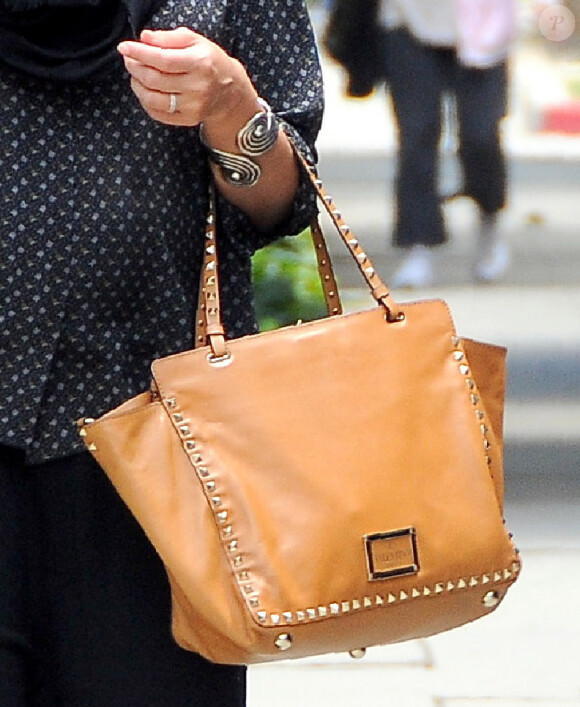 Jessica Alba ne quitte plus son sac Valentino. Los Angeles, 29 mai 2011