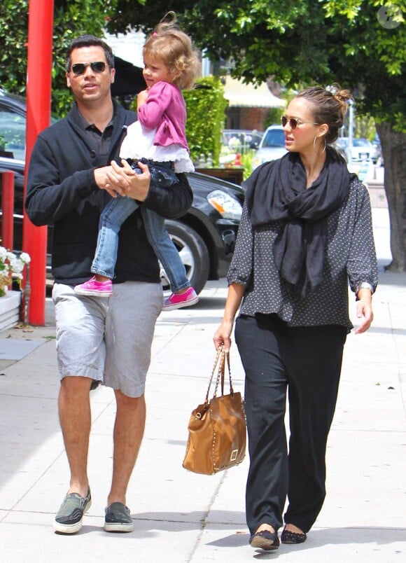 Jessica Alba se promène avec son mari Cash Warren et leur poupée Honor. Los Angeles, 29 mai 2011
