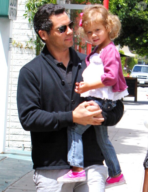 Jessica Alba se promène avec son mari Cash Warren et leur poupée Honor. Los Angeles, 29 mai 2011