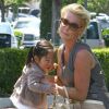 Katherine Heigl et sa fille Naleigh, à Los Angeles, en mai 2011. Nancy, la maman de la comédienne, est à ses côtés.