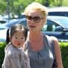 Katherine Heigl et sa fille Naleigh, à Los Angeles, en mai 2011. Nancy, la maman de la comédienne, est à ses côtés.