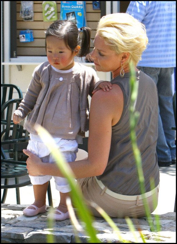 Katherine Heigl et sa fille Naleigh, à Los Angeles, en mai 2011. Nancy, la maman de la comédienne, est à ses côtés.