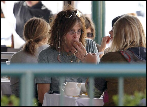 Steven Tyler a déjeuné avec des amis dans un restaurant de West Hollywood le 21 mai 2011.