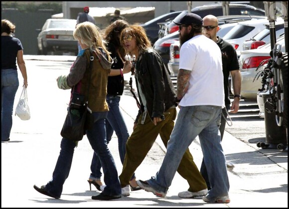 Steven Tyler et ses amis ont ensuite fait une balade et un peu de shopping dans l'après-midi du 21 mai 2011.
