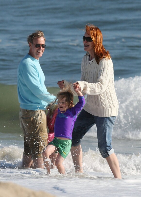 Marcia Cross en famille à la plage à Santa Monica le 30 mai 2011. La petite famille profite de la mer ! Elle profite du soleil avec ses jumelles Savannah et Eden et son mari Tom Mahoney. 