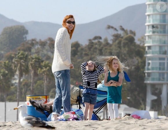 Marcia Cross en famille à la plage à Santa Monica le 30 mai 2011. Elle a pour l'occasion opté pour son pull côtelé et un jean ! Elle profite du soleil avec ses jumelles Savannah et Eden et son mari Tom Mahoney. 