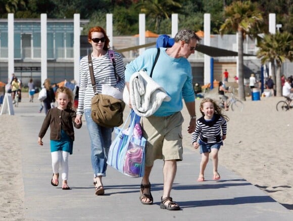 Marcia Cross en famille à la plage à Santa Monica le 30 mai 2011. Elle profite du soleil avec ses jumelles Savannah et Eden et son mari Tom Mahoney. C'est parti pour une journée plage ! 