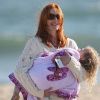 Marcia Cross en famille à la plage à Santa Monica le 30 mai 2011. Elle profite du soleil avec ses jumelles Savannah et Eden et son mari Tom Mahoney. 